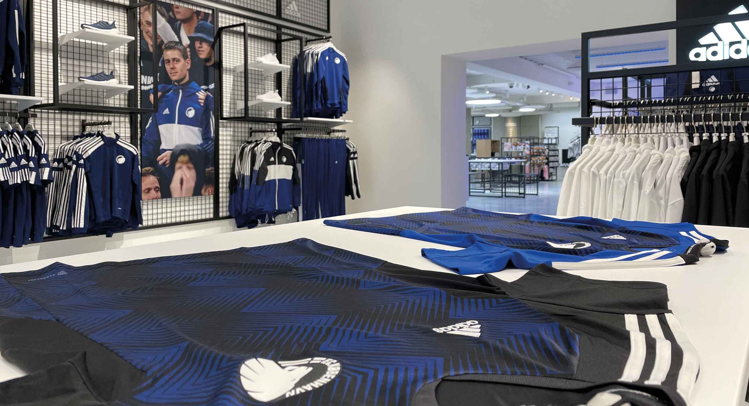 F.C.K trøje tæt på i butik