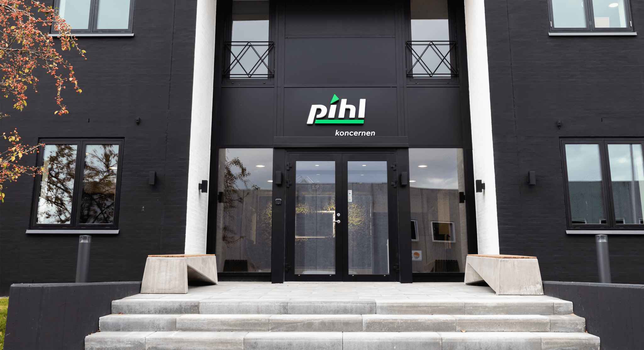 Pihl facadeskilt ved indgang