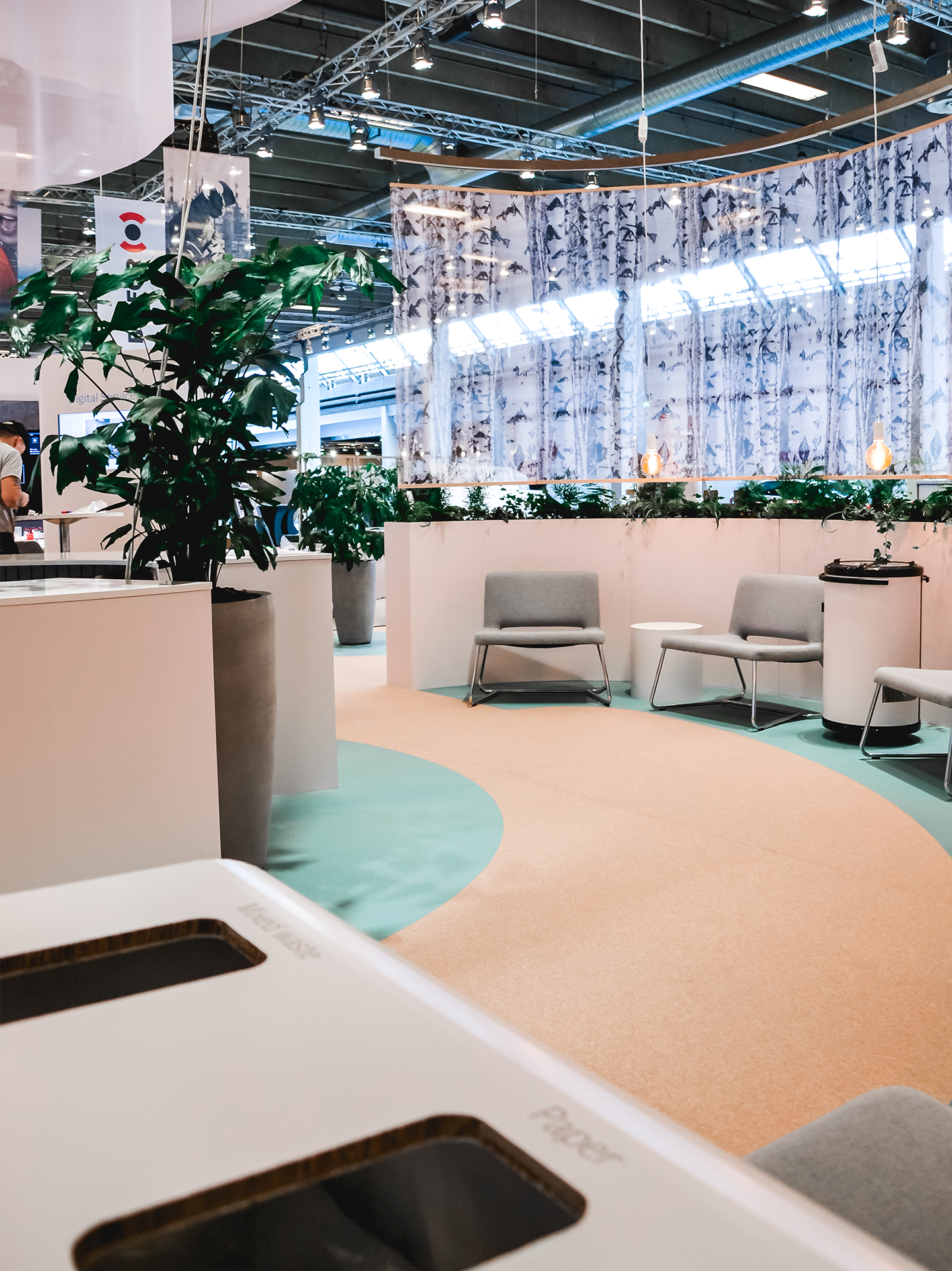 Sorteringsspande og siddeomraade