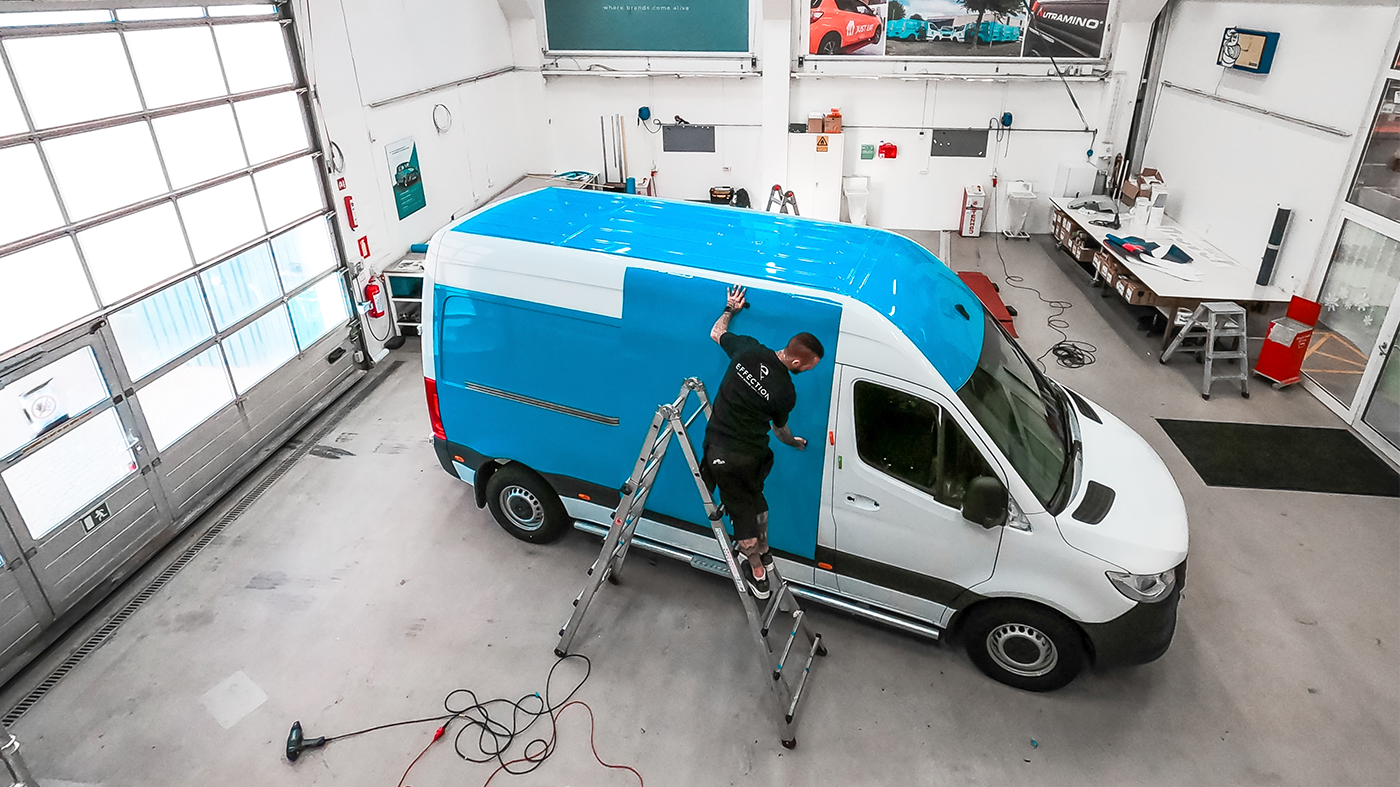 montage af hvid PostNord varebil