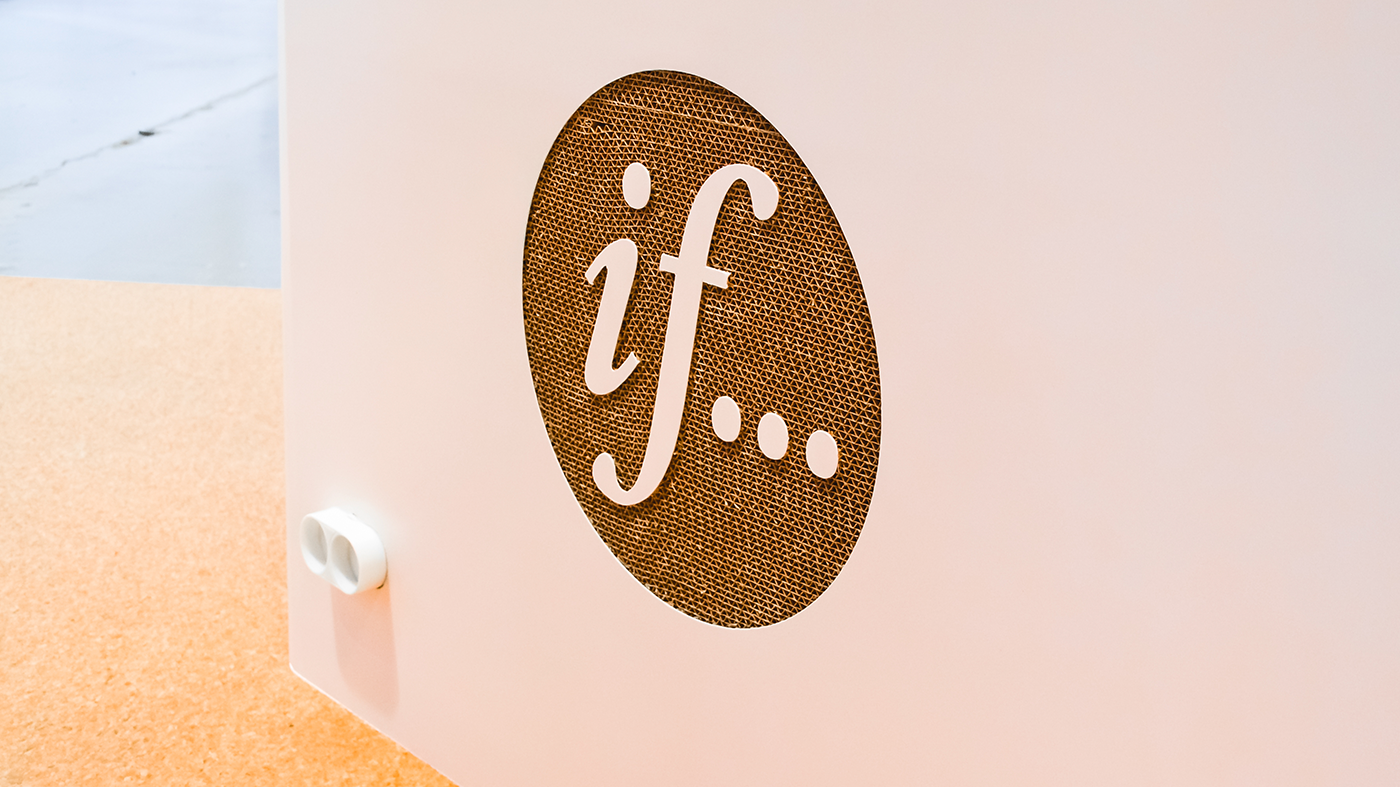 udskaaret if logo paa vaeg