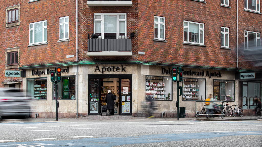 digitale skaerme der lyser gadebilledet op