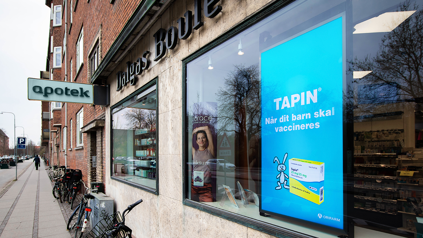 digitale skaerme der skifter reklamer i vinduet