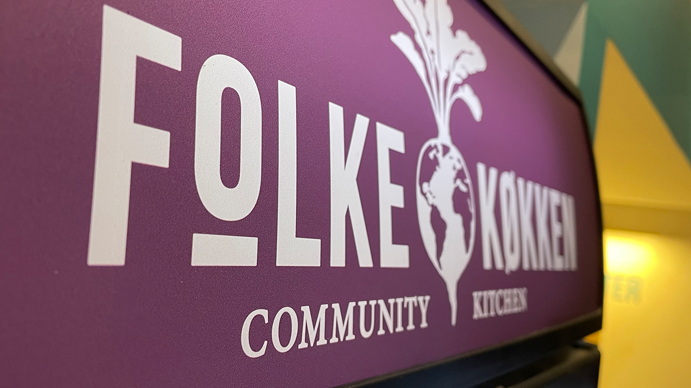 Farver, detaljer, interiør, grafik er med til at fortælle historien om Folkekøkken hos Compass Group