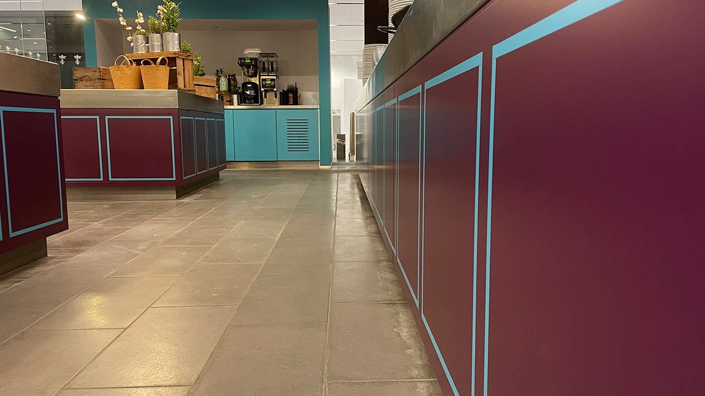 Farver på panelerne skaber liv i rummet