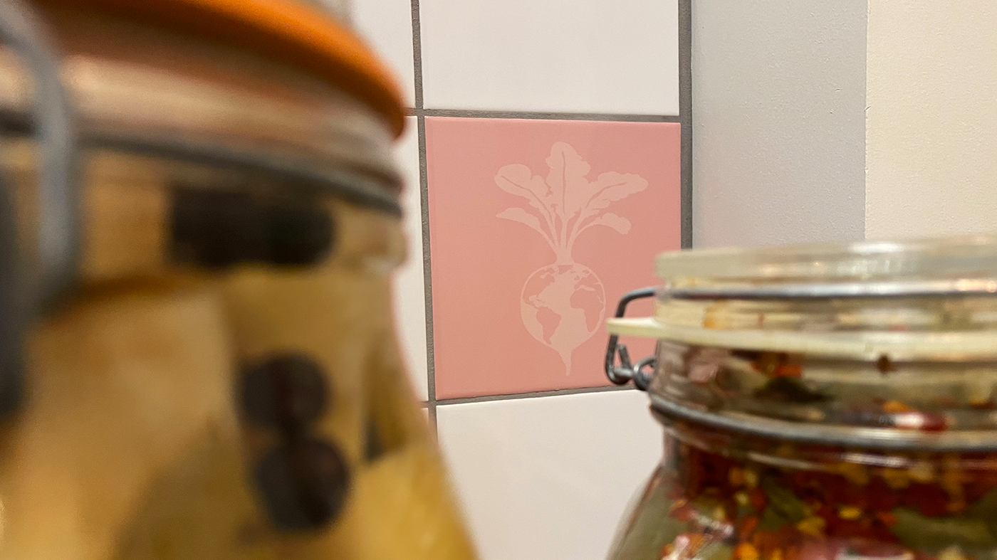 De varme farver er med til at bryde den klassiske hvide vægklinke, og bringer hygge ind i en ellers kold væg