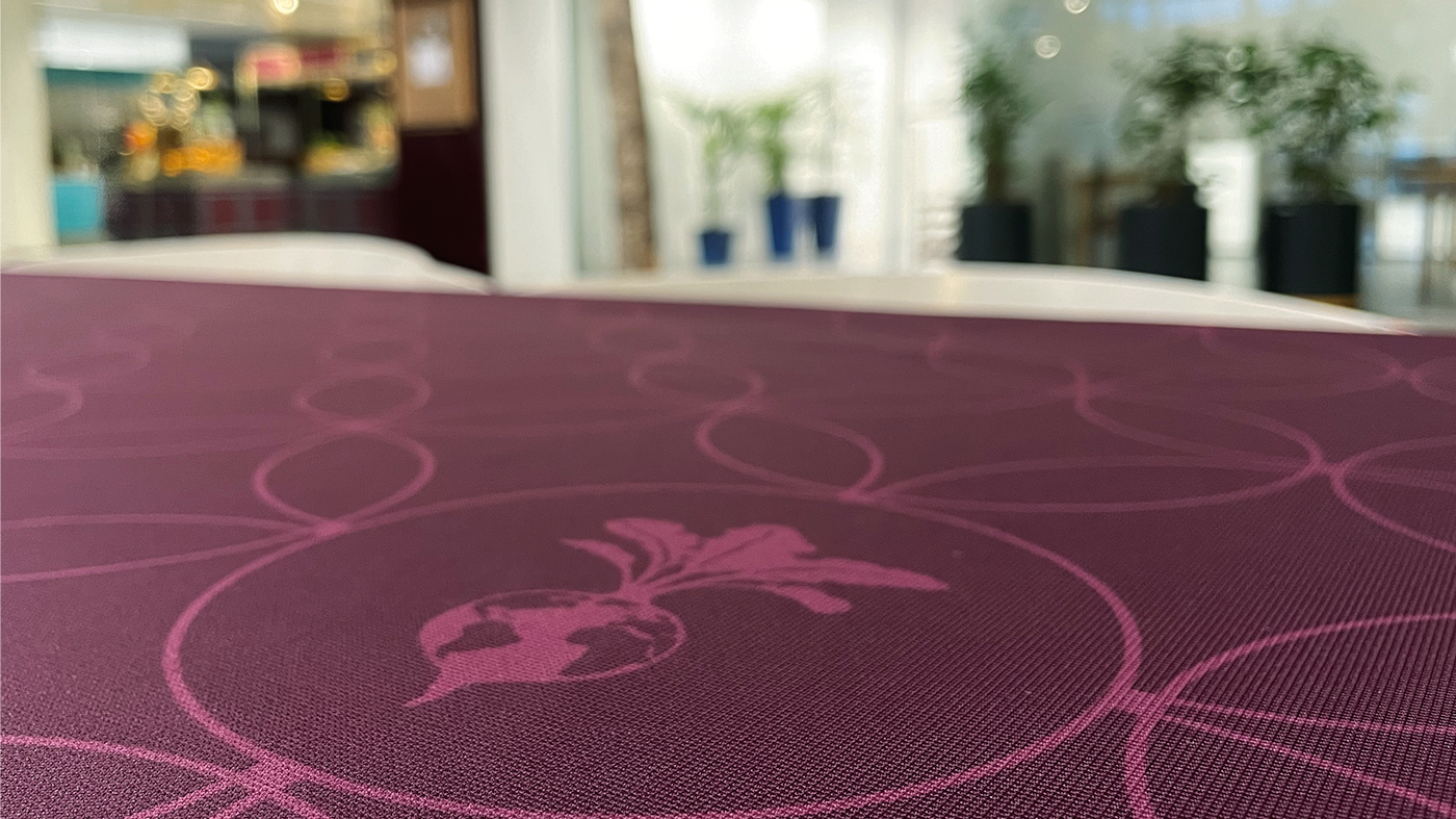 Rødbeden i Folkekøkkens logo går igen på tværs af materialer og skaber sammenhæng i hele konceptet