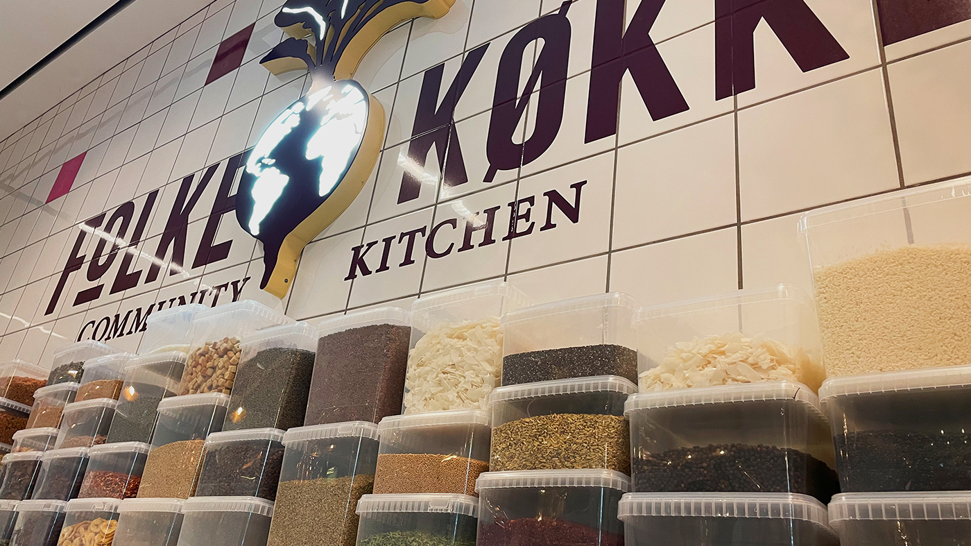 Jordkloden i Folkekøkkens logo lyser op, når der er åbent