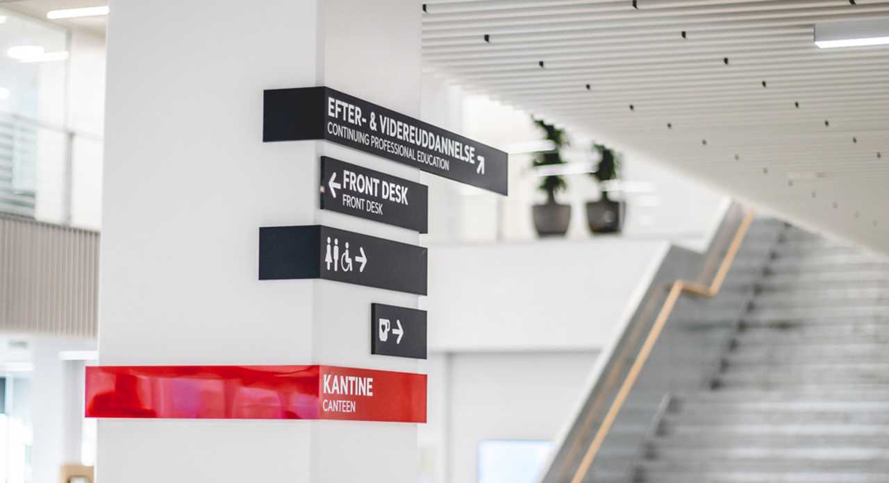 Skab-kontrast-1280×696-2 . Et skilt, som ikke nødvendigvis spejler sig i dit brand eller på anden måde skiller sig ud fra mængden, kan virke ekstra iøjnefaldende.