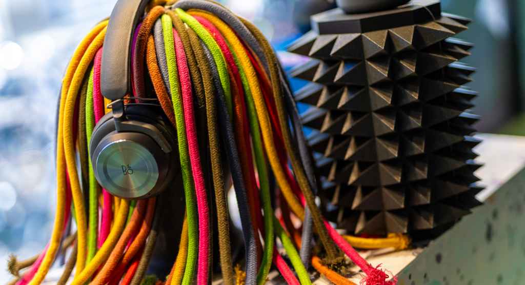 Avatar som holder sit headset