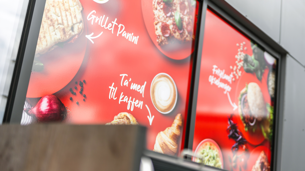 Salgsbudskaber med onewayfoliei vinduer på Circle K's shopfronter