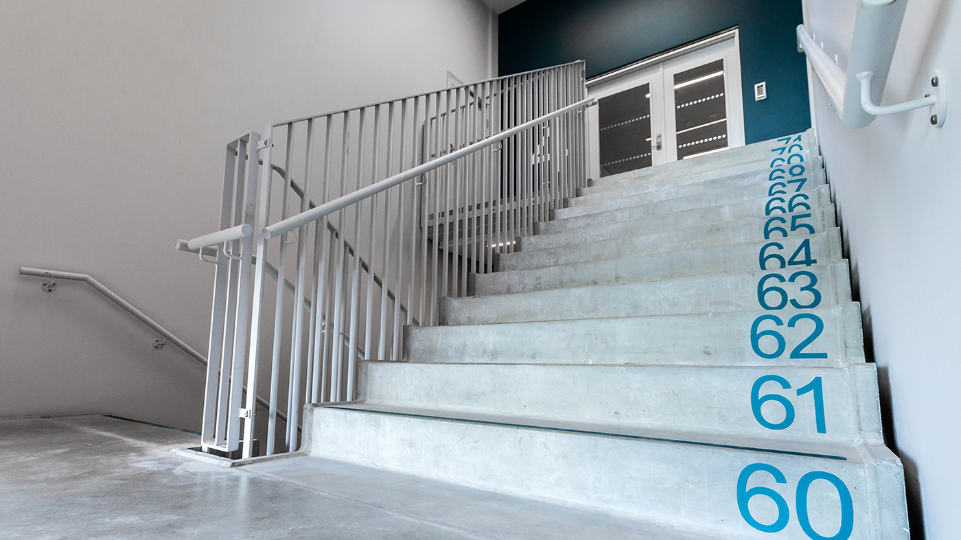 Sikkerhedsstriber og nummerering på trappetrin på NØAS