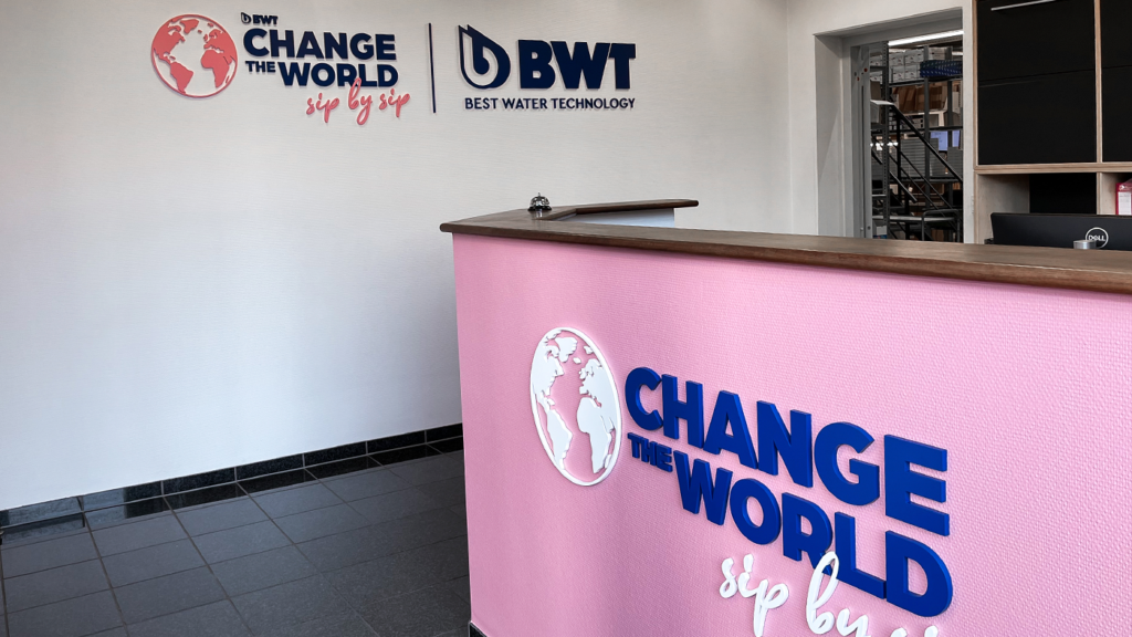 Lyserødt receptionsområde hos BWT