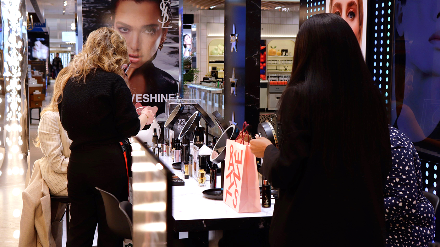 Live makeup på Yves Saint Laurents pop up-stand