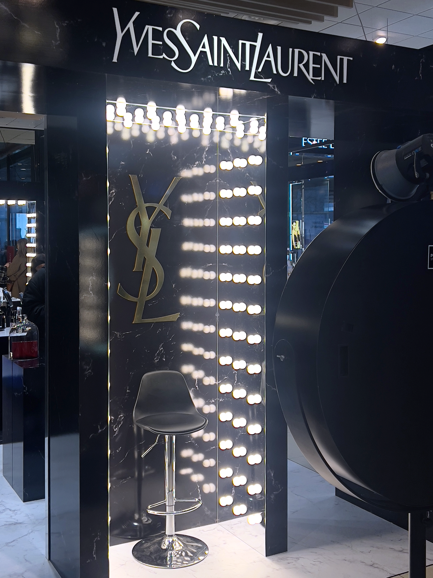 Yves Saint Laurent selfiebox på pop up-stand tiltrækker kunder