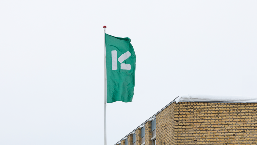 Kemp & Lauritzen har integreret deres nye visuelle identitet på alle elementer - også deres flag