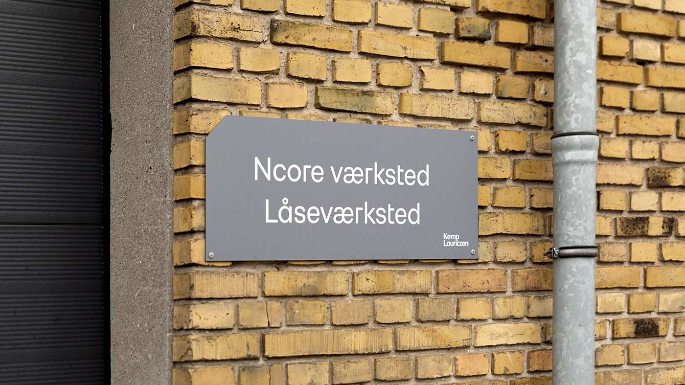 Som en del af deres wayfinding er al udendørs wayfinding også lavet om i det nye visuelle udtryk